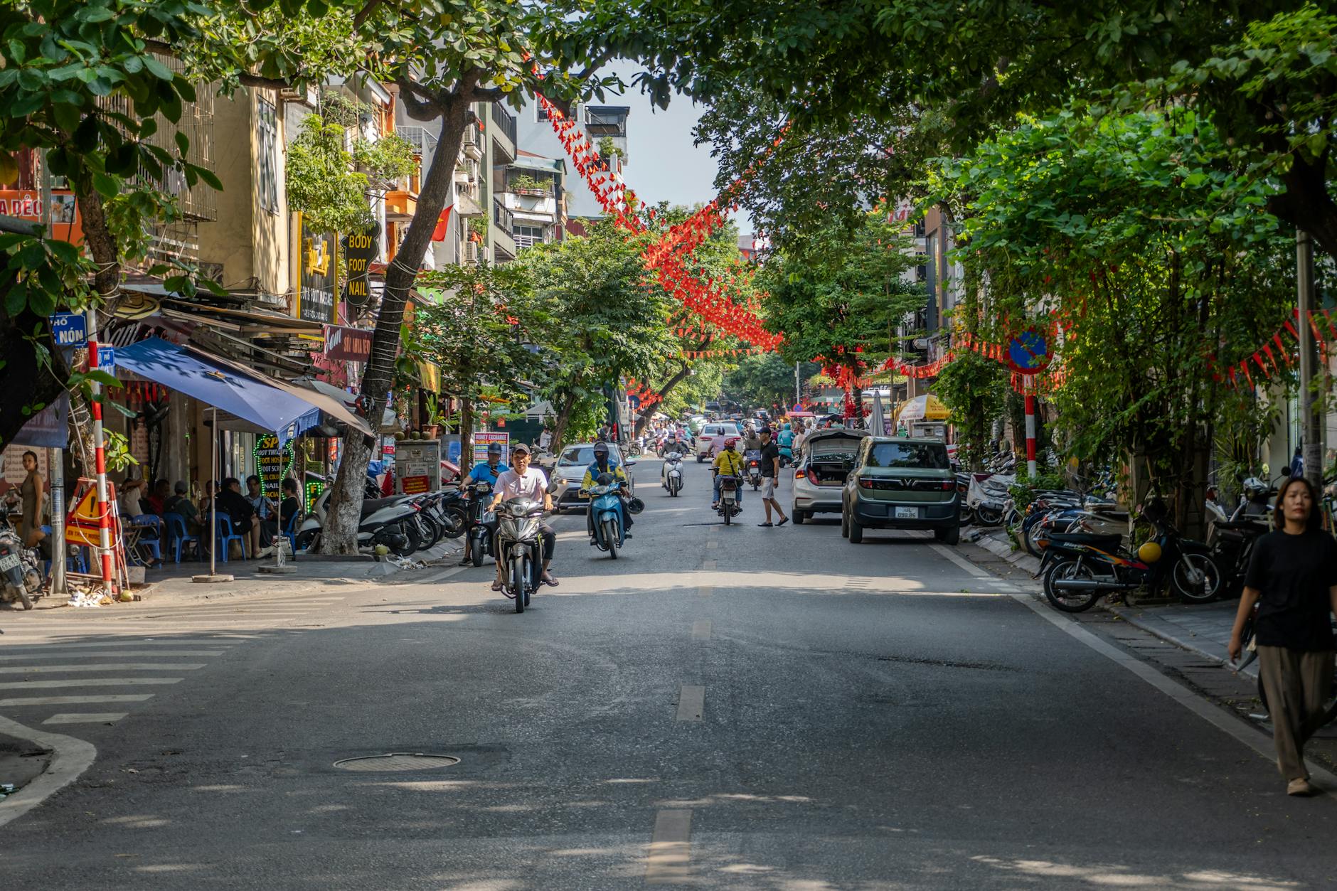 Lồng đèn vải bán sỉ giá rẻ treo trang trí trước cửa hàng — đặt logo riêng cho resort, nhà hàng