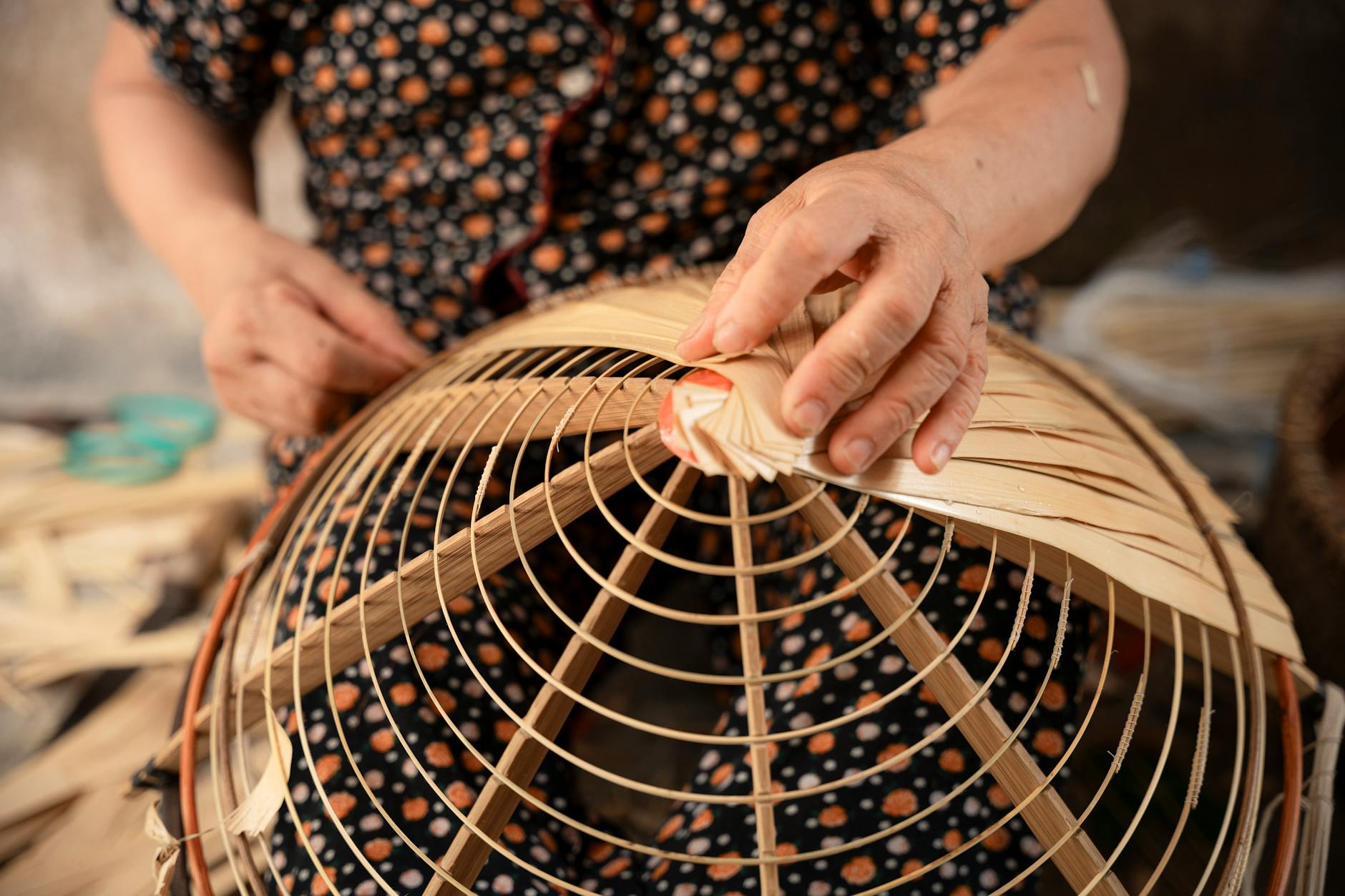 Thợ thủ công đan khung lồng đèn tre tại xưởng lồng đèn giá rẻ Phú Thạnh TPHCM